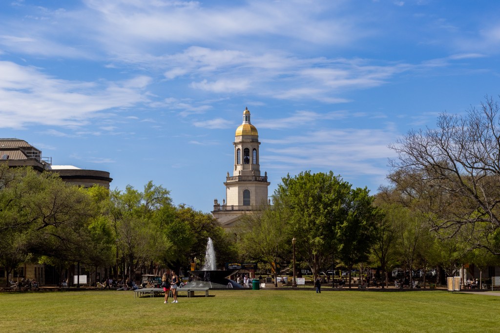 A photo of Pat Neff and Fountain Mall_March 2026 (Mayra Monroy)